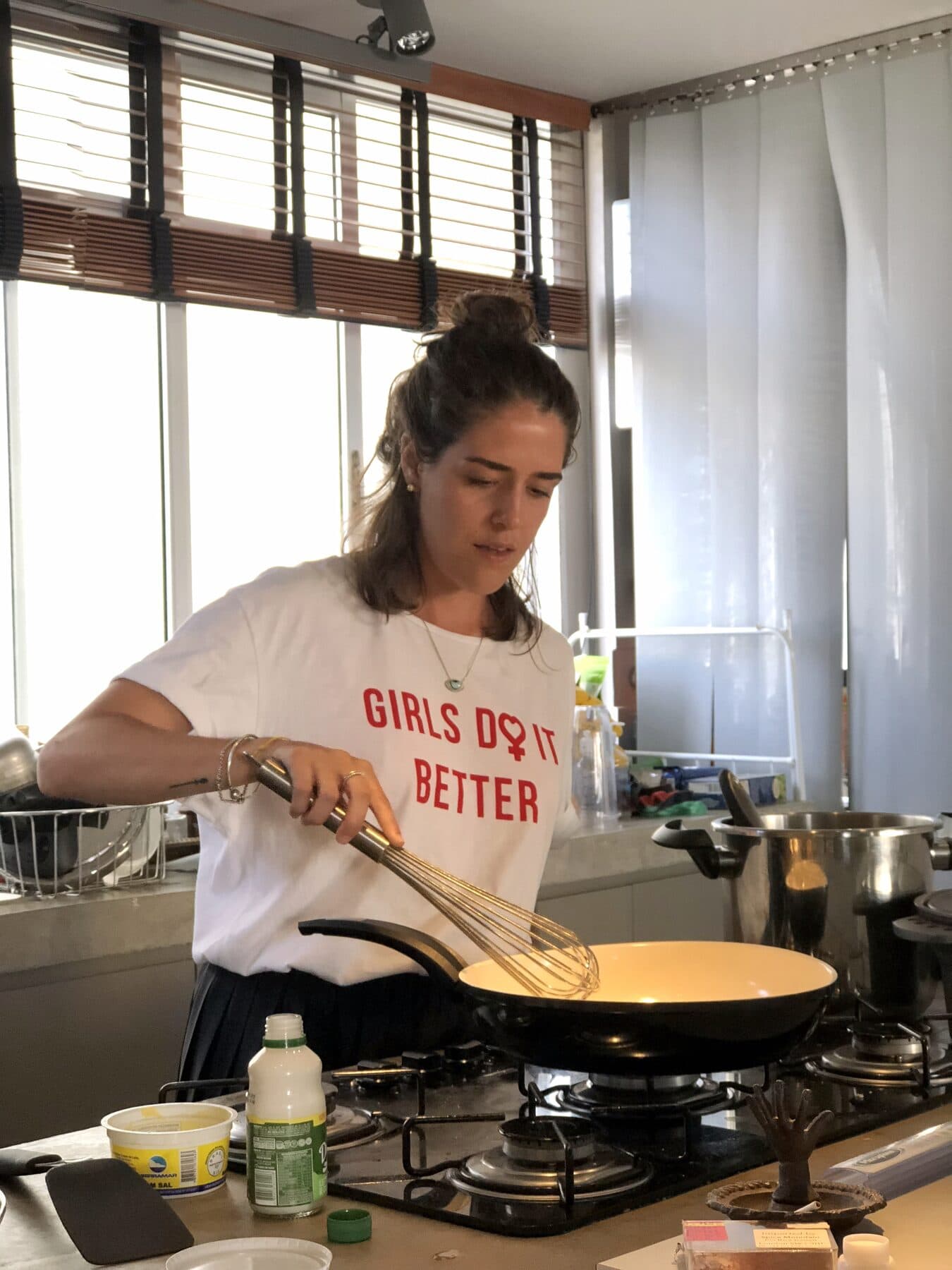 Giorgia cozinhando na Mini Goma