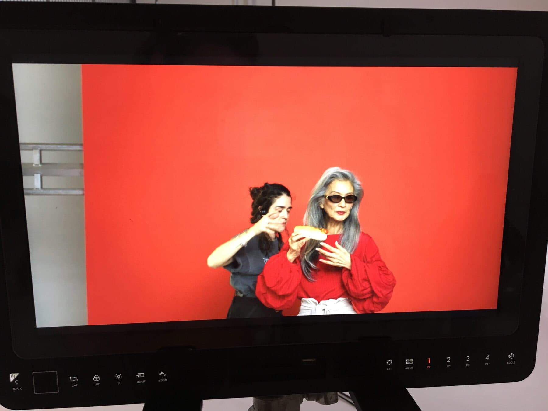 Monitor de vídeo no set de filmagem da Nike