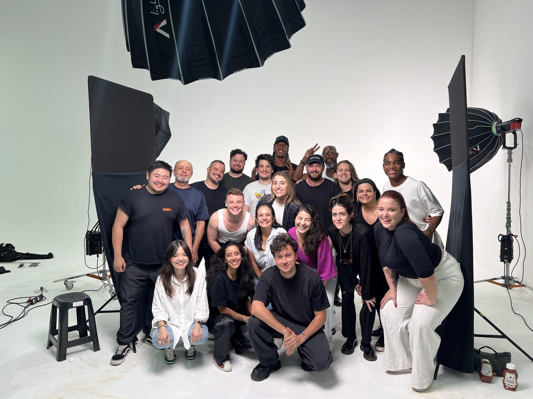 Equipe de produção no set de filmagem da Nike