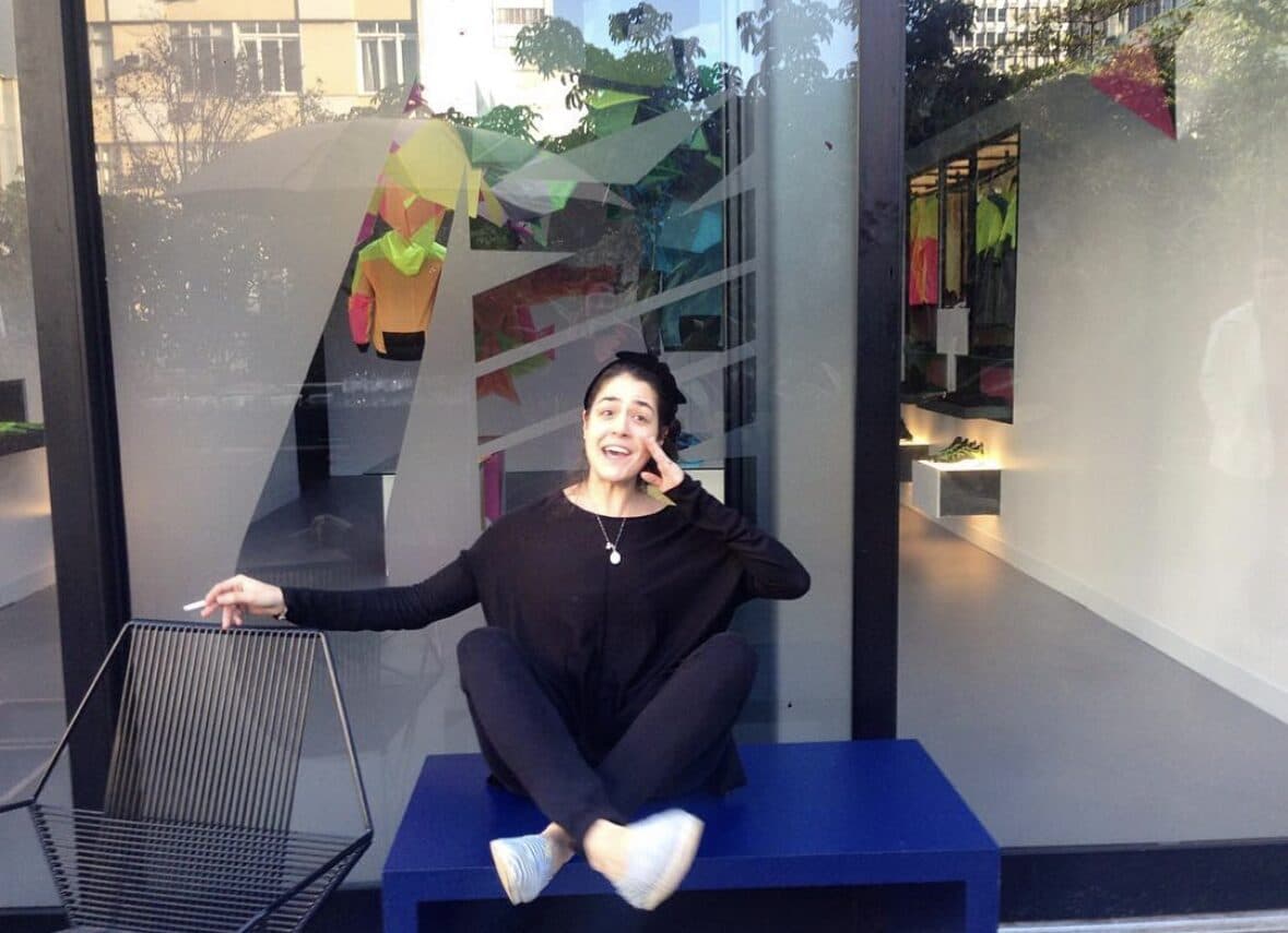 Giorgia em frente à vitrine da Nike