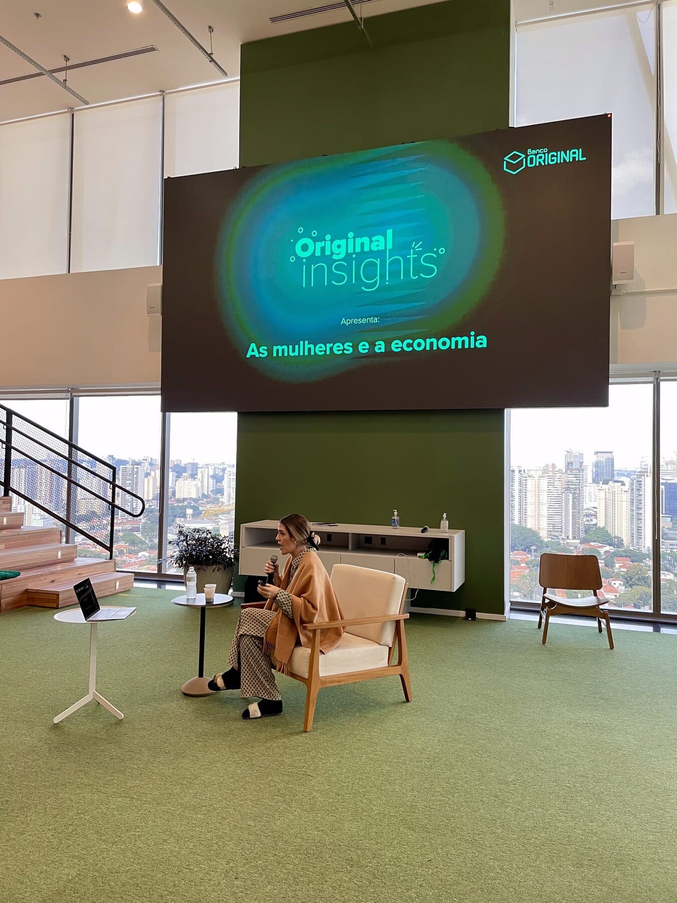 Giorgia palestrando no evento Original Insights, do Banco Original