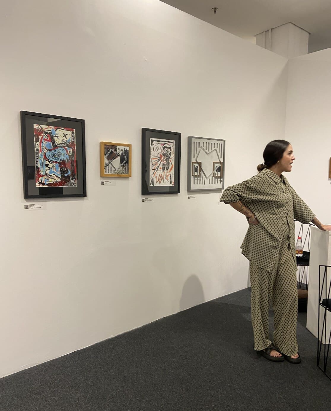 Giorgia na vernissage de uma exposição de arte