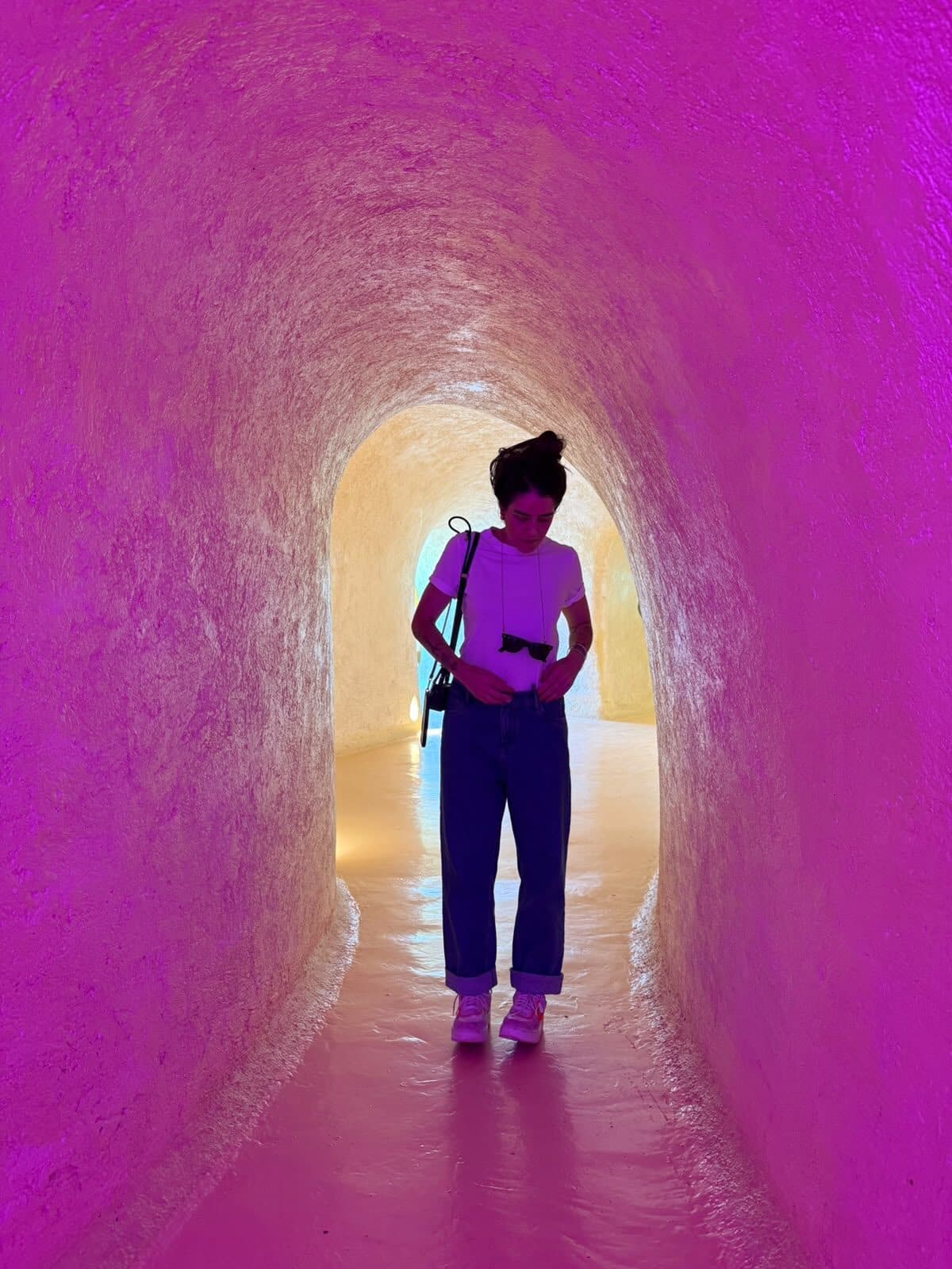 Giorgia em uma instalação de arte roxa de grande escala