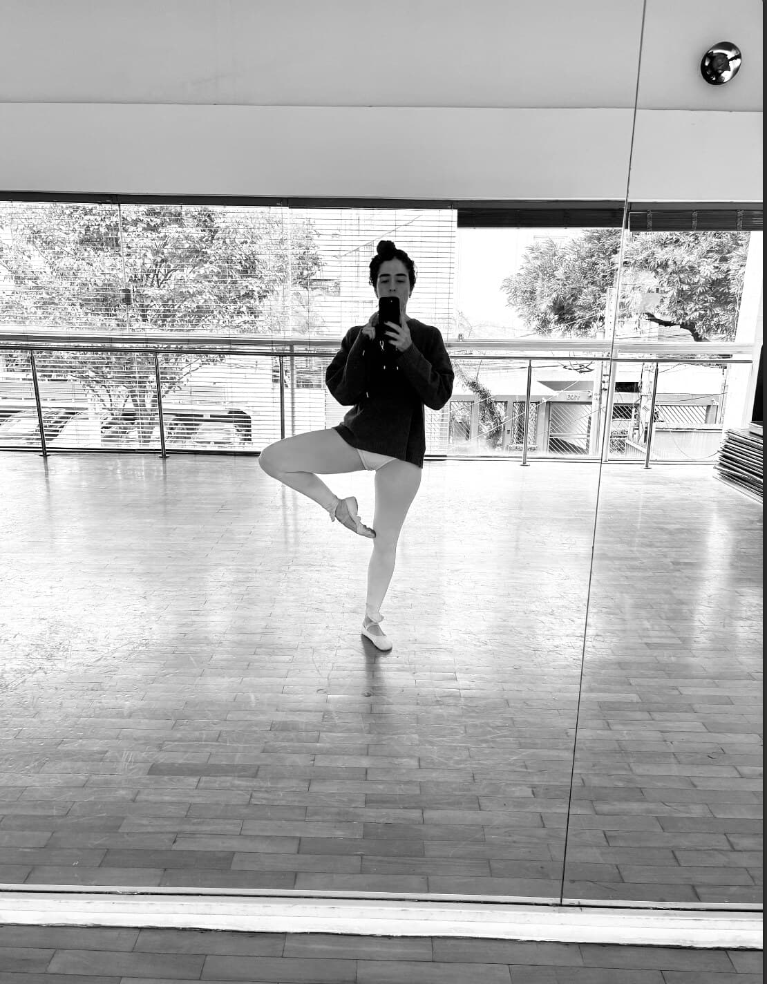 Giorgia praticando ballet em frente ao espelho de um estúdio