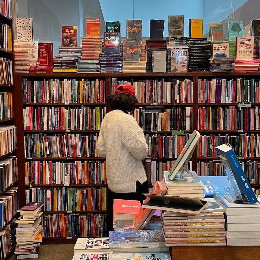 Giorgia em uma biblioteca