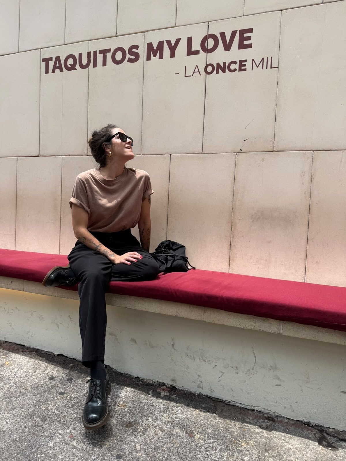 Giorgia na Cidade do México, em frente ao mural 'Taquitos my love'