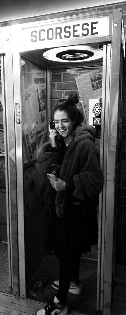 Giorgia Biondo em uma cabine telefônica de Nova York